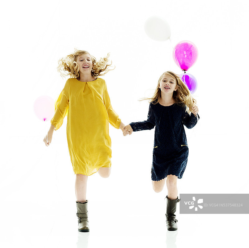 姐妹手牵手奔跑图片素材