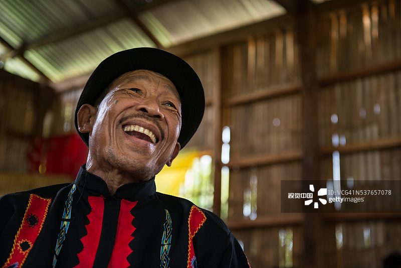罗穆洛·卡瓦列罗，一位帕奈武基德农长老，吟唱着史诗的一部分。图片素材