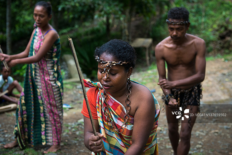 阿提族即兴表演的传统生计舞蹈Pagabuhitan舞蹈图片素材
