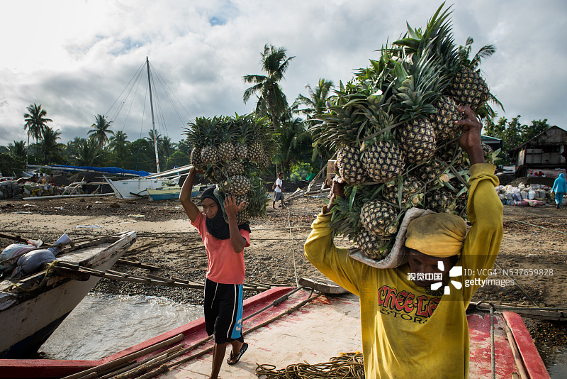 阿蒂男人将菠萝装载到船上运往长滩岛图片素材
