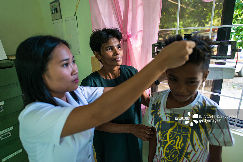 安蒂克省的阿蒂族领导定期在当地的巴兰盖卫生中心做志愿者图片素材