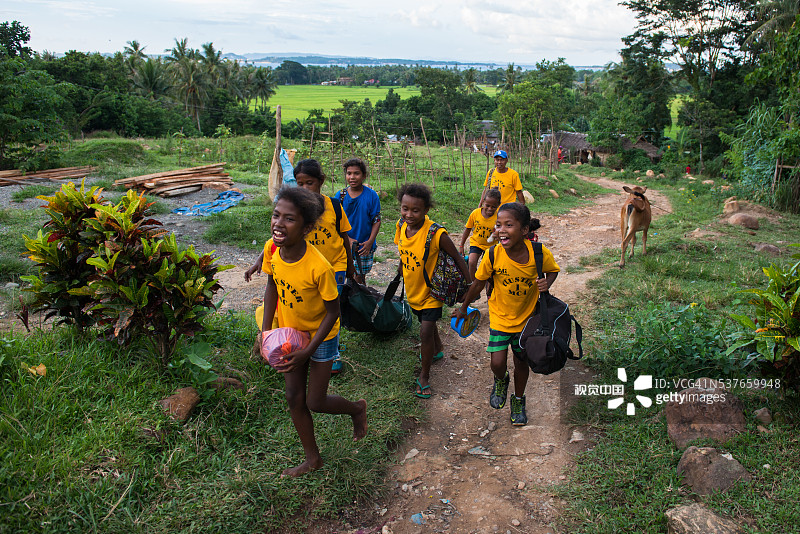 阿提族女孩参加垒球比赛后返回村庄。图片素材