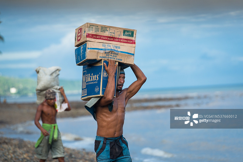 阿提族男人运送货物到长滩岛图片素材
