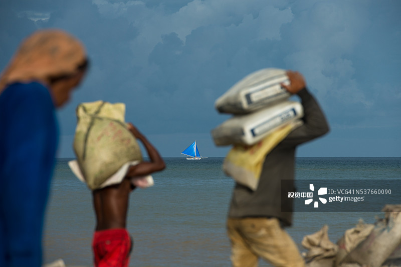 阿提族男人运送货物到长滩岛图片素材