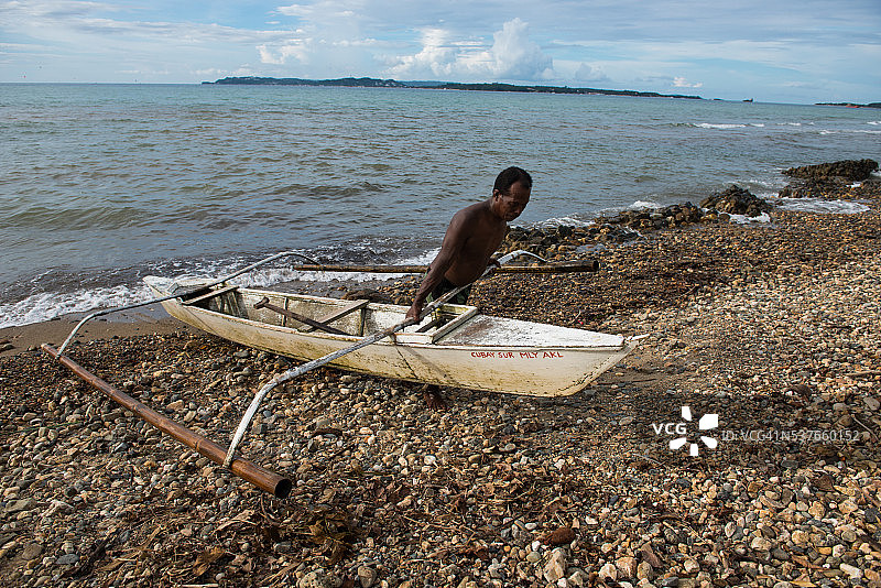 阿蒂人拖船上岸图片素材