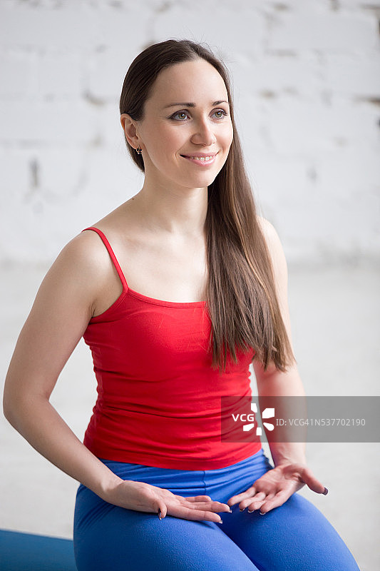 室内瑜伽：金刚坐姿图片素材