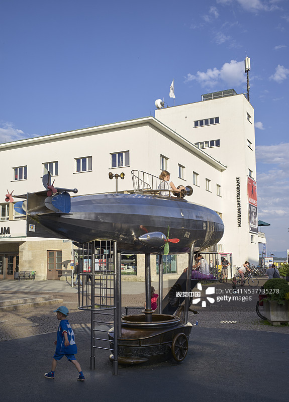 齐柏林飞艇博物馆前的儿童飞艇图片素材