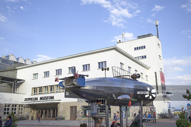 齐柏林飞艇博物馆前的儿童飞艇图片素材