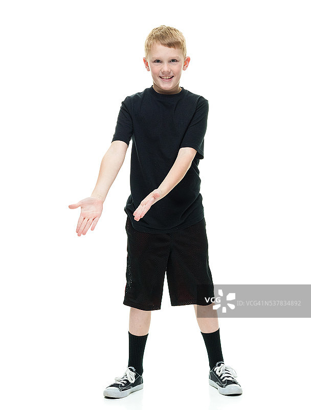 微笑的小男孩正在展示图片素材