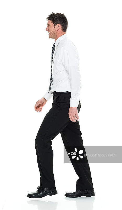 微笑的商人走路图片素材