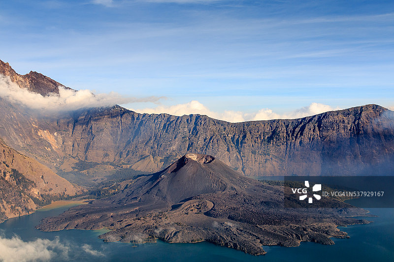 林贾尼火山的火山口湖图片素材