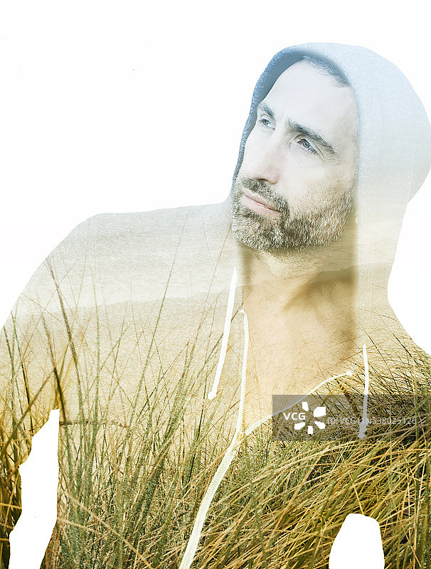 男人和海滩的双重曝光图片素材