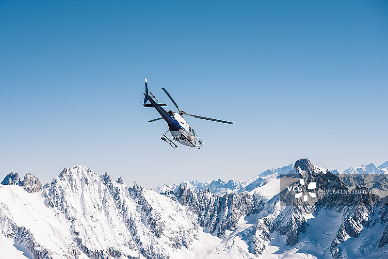 直升机飞越阿尔卑斯山图片素材