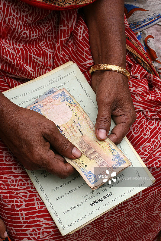 拿着贷款的女人图片素材