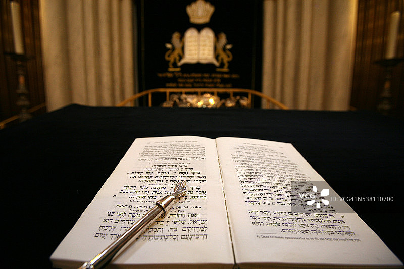 犹太法典和指示棒图片素材