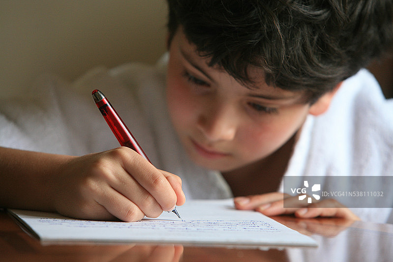 写信的男孩图片素材