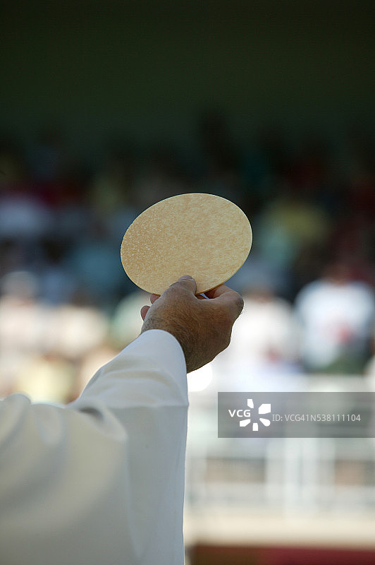 牧师手持圣餐饼图片素材