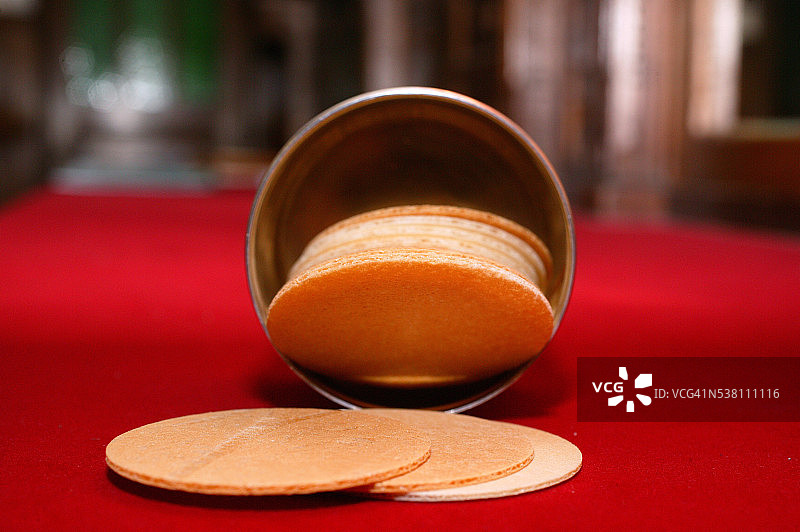 圣餐薄饼和碗图片素材