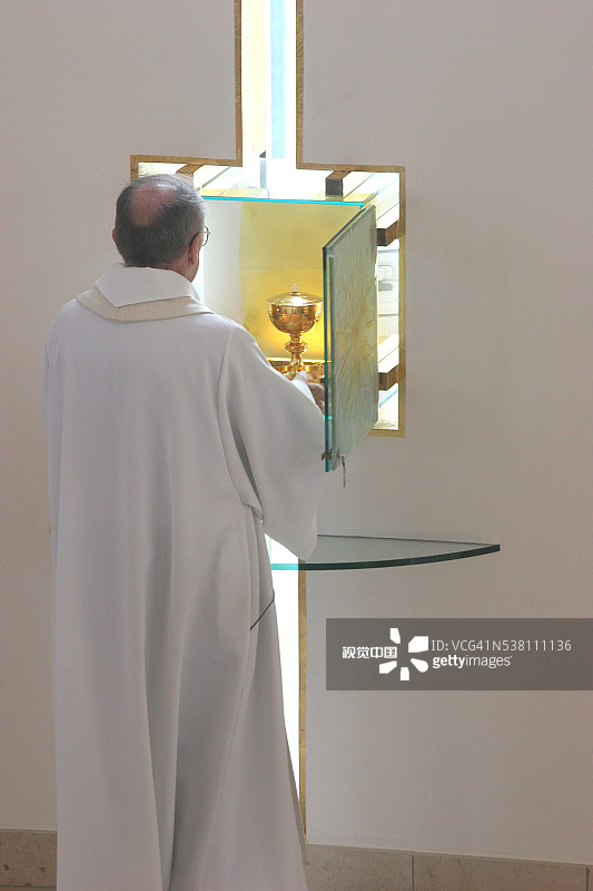 牧师准备圣餐图片素材