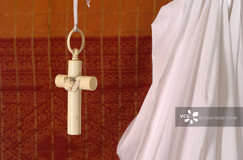 儿童卧室里的白色十字架图片素材