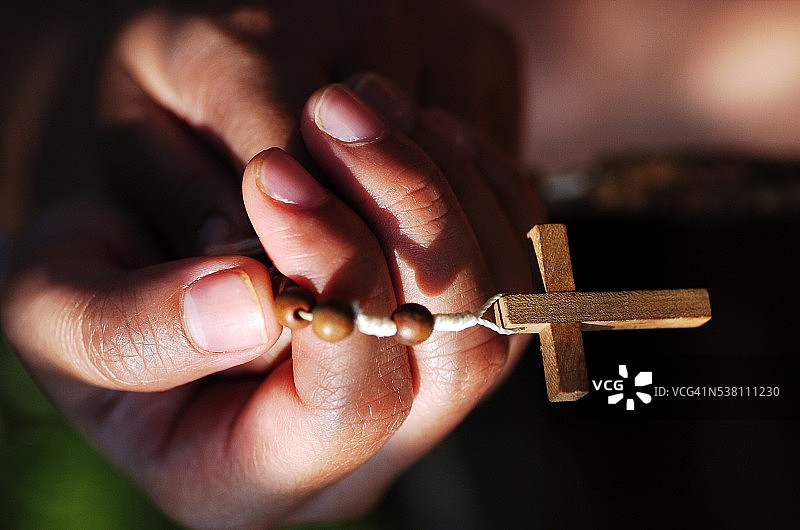 念珠十字架特写图片素材