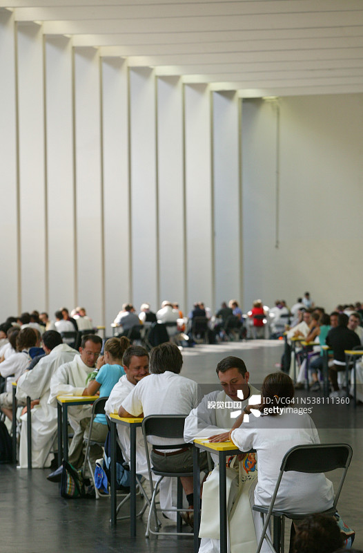 世界青年日期间接受忏悔的牧师图片素材