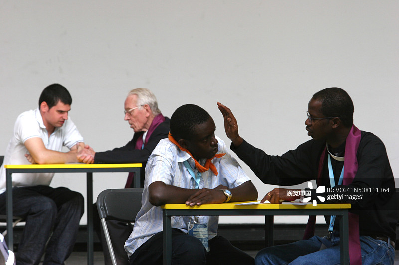 世界青年日期间接受忏悔的牧师图片素材