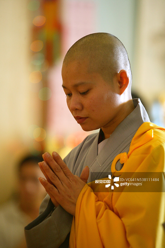 祈祷中的修女图片素材