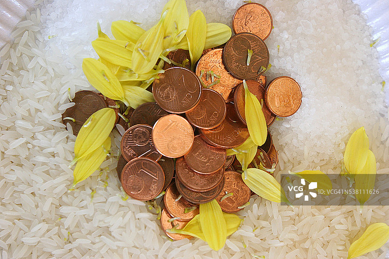 米、硬币和花瓣图片素材