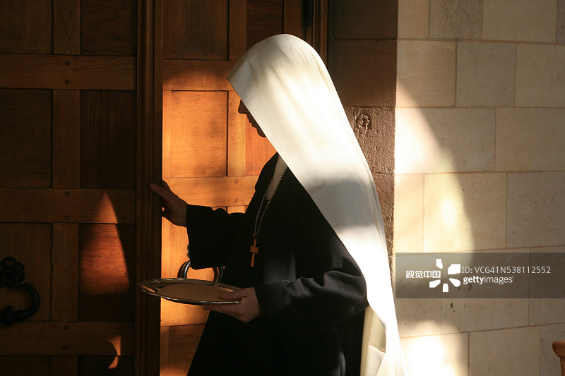 修女进入弥撒场所图片素材