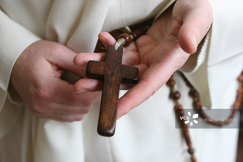手持十字架的修女图片素材