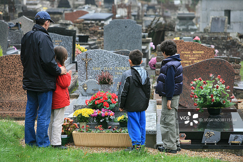 一家人扫墓图片素材