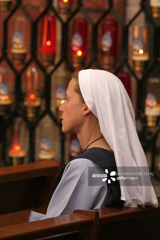 在圣安妮-多雷大教堂里沉思的修女图片素材