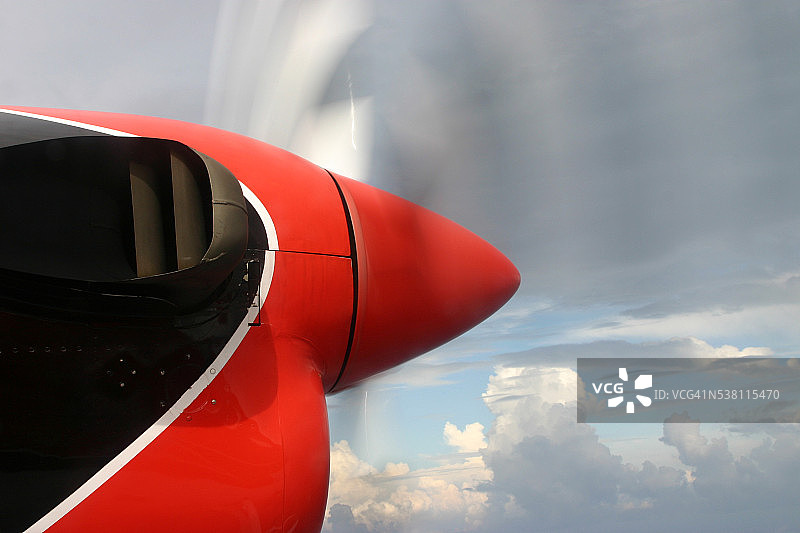 红色飞机螺旋桨图片素材