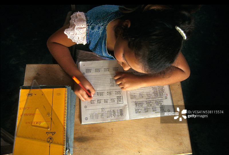 学习数学的女学生图片素材