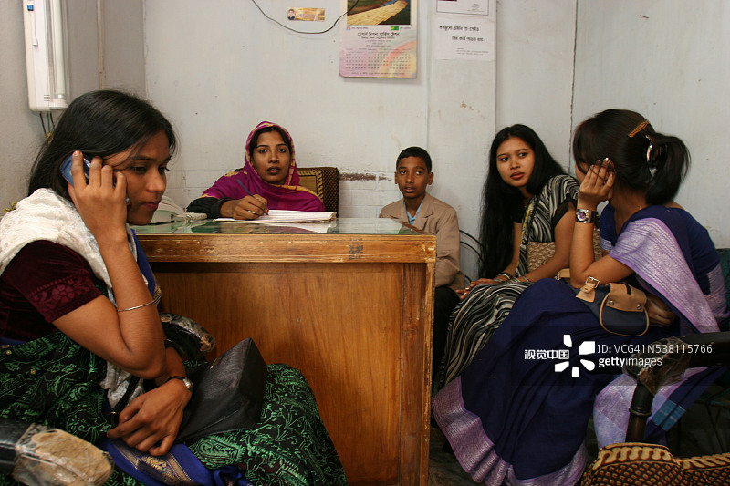 由格莱珉银行贷款资助的电话办公室图片素材