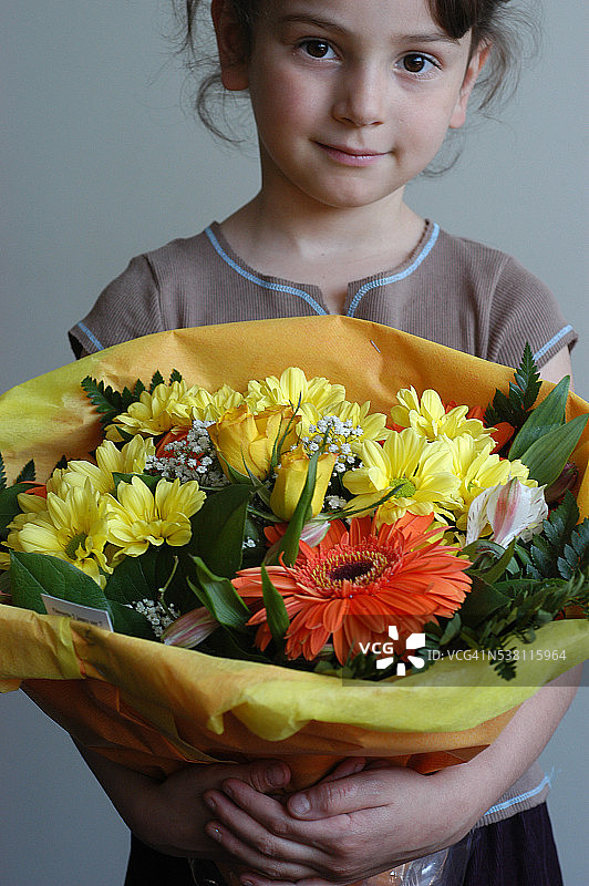 女孩手捧花束图片素材