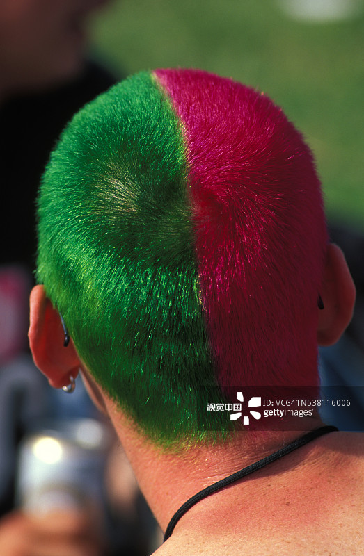 染发的年轻英国男子图片素材