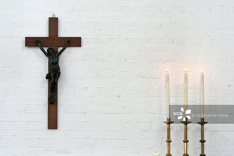 哈克尼圣三一圣公会教堂的十字架和蜡烛图片素材