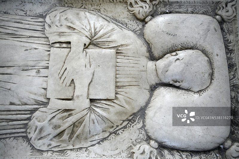 圣十字教堂的卧像图片素材