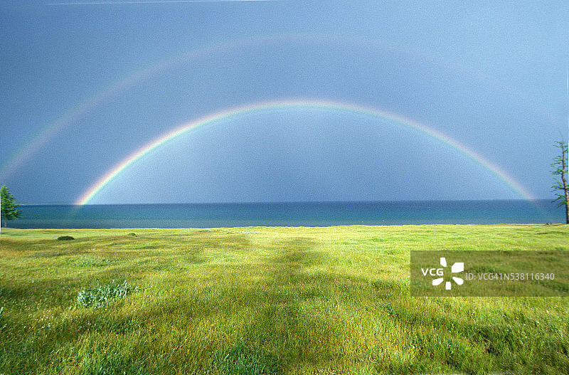 库苏古尔湖上的彩虹图片素材