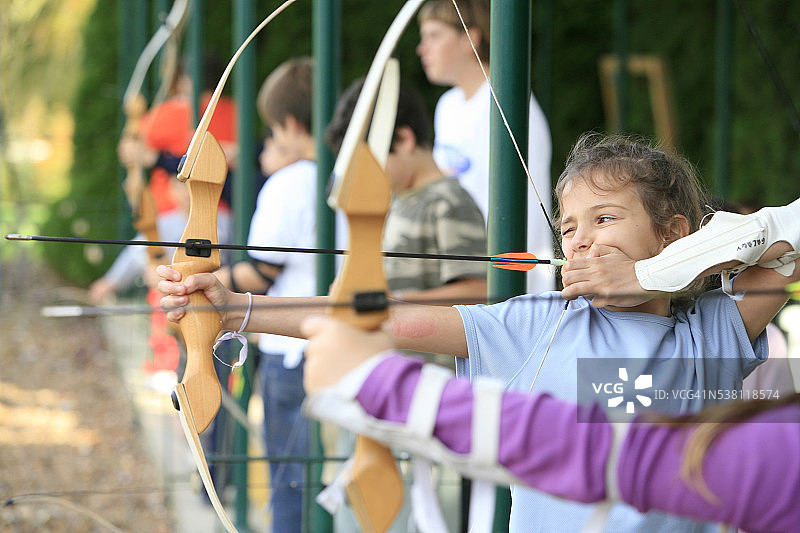 孩子们练习射箭图片素材