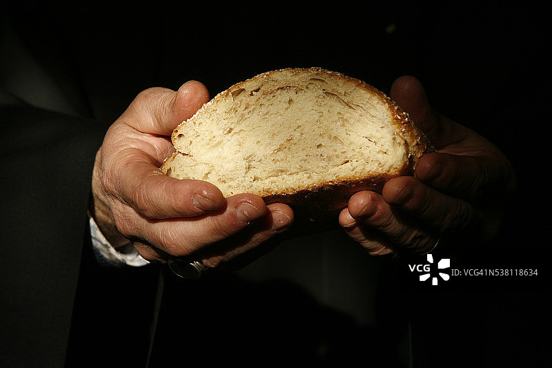 牧师拿着面包图片素材
