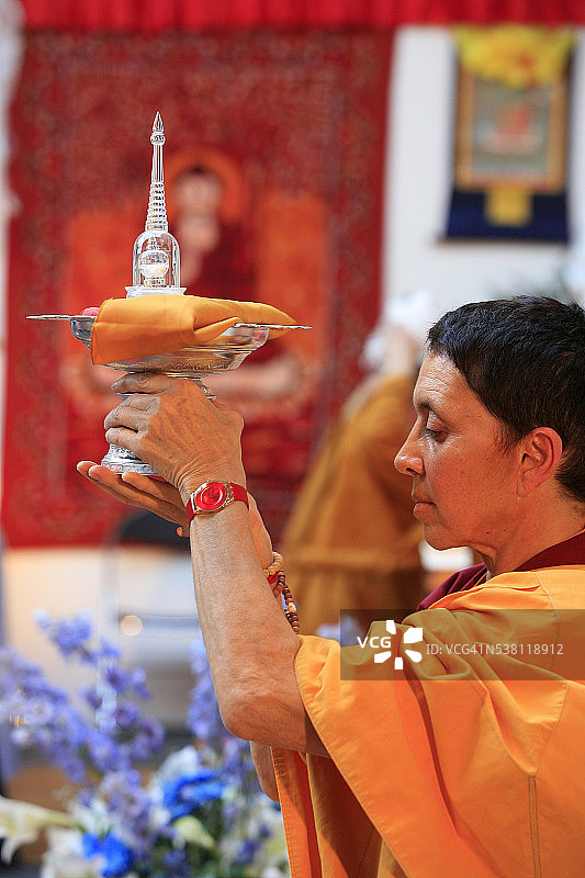 举行仪式的佛教尼姑图片素材