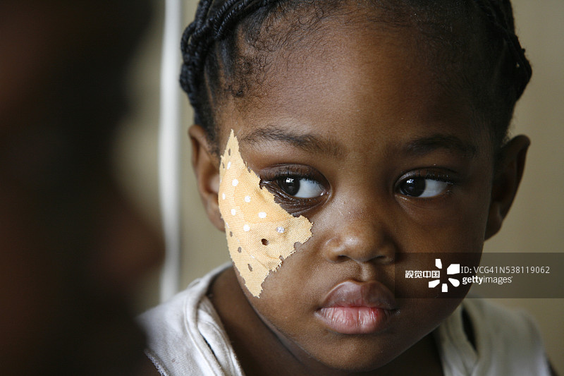 脸上贴着绷带的女孩图片素材