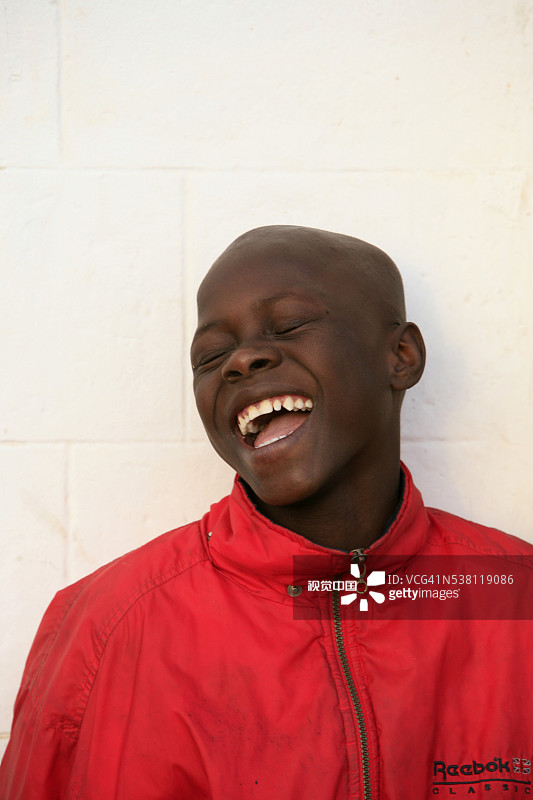 开怀大笑的男孩图片素材