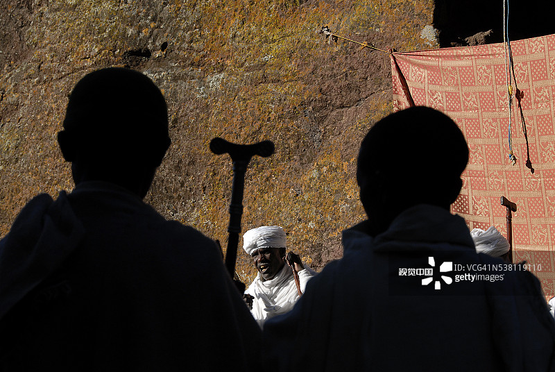 男人参加圣诞庆祝活动图片素材