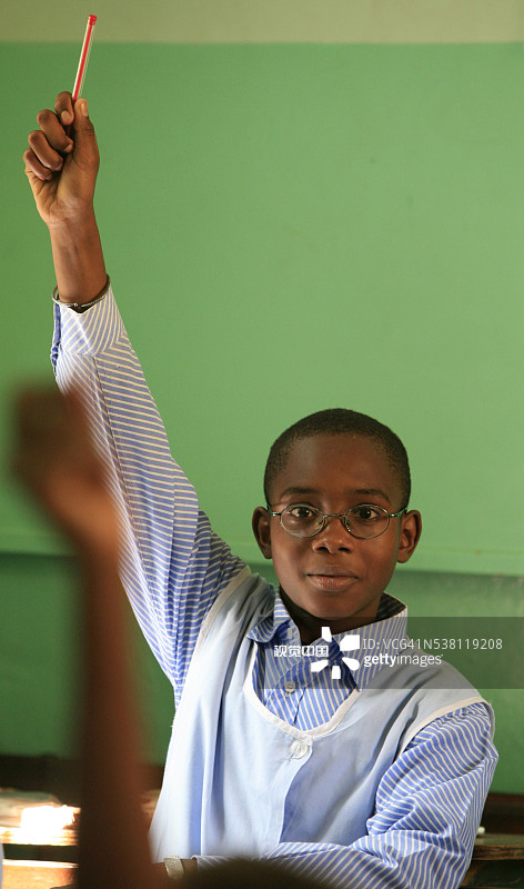 举手提问的学生图片素材