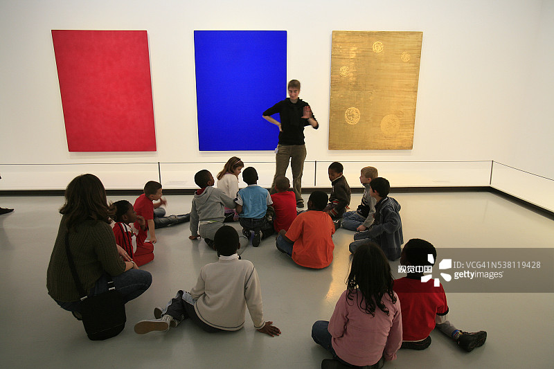讲解员在威廉·克莱因艺术展上为孩子们讲解图片素材