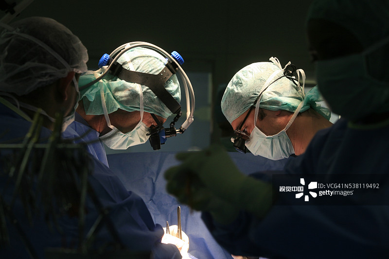 外科医生进行心脏手术图片素材